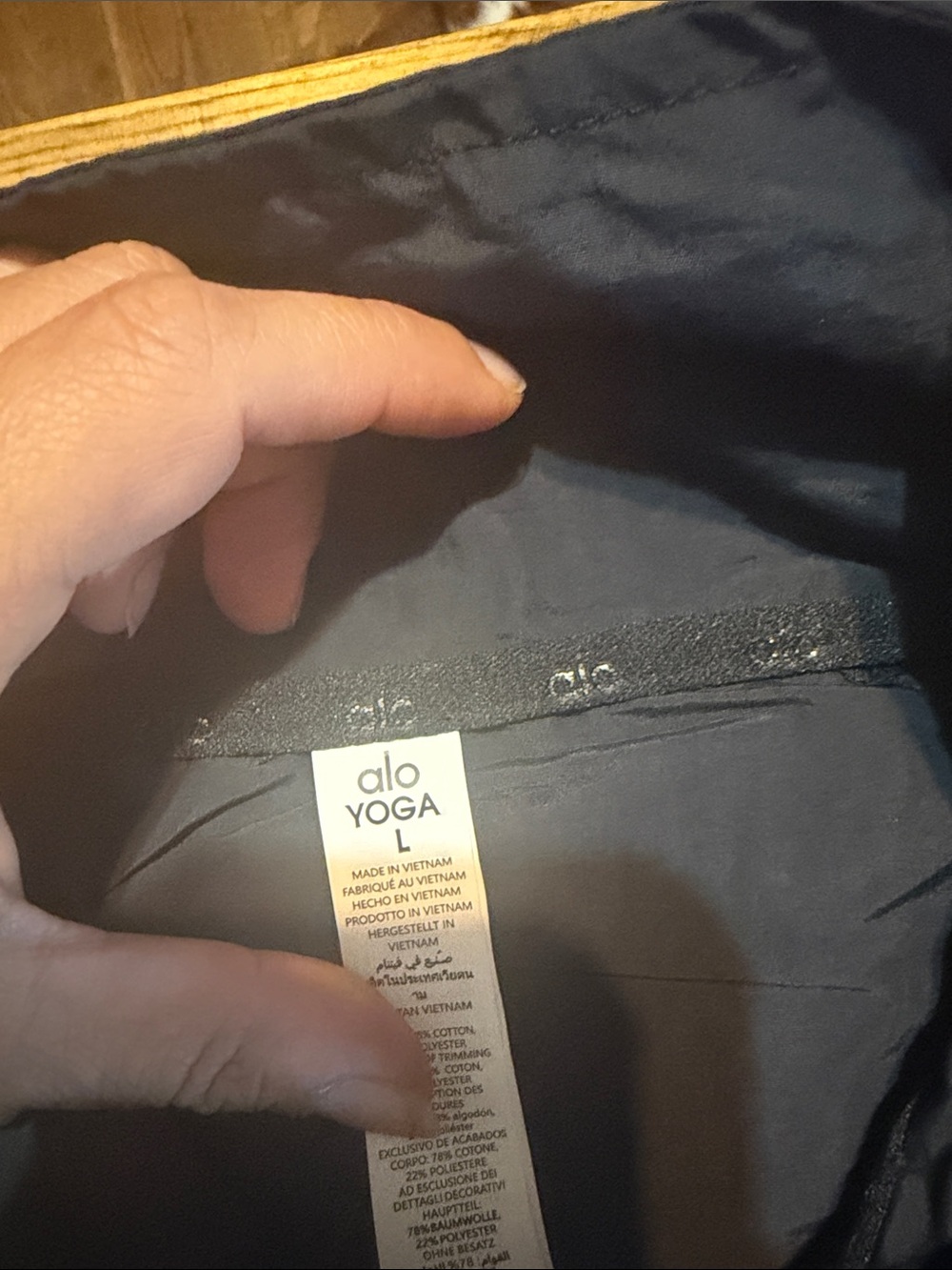 ALO Yoga women’s Black Athletic Shorts - Picture 5 of 7